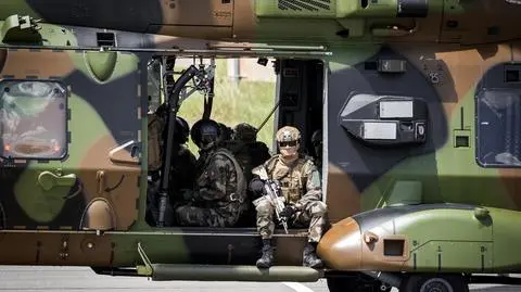 Francuski żołnierz w helikopterze 