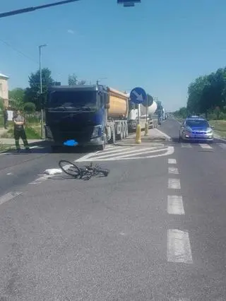 Potrącenie 11-latka na rowerze przez ciężarówkę