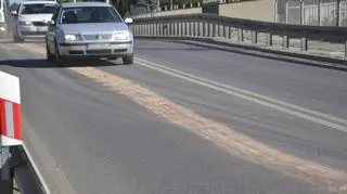 Olej na drodze wojewódzkiej 702 w Zgierzu