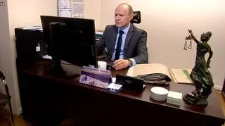 Sędzia Łukasz Słomczyński w czasie rozpraw pyta strony, czy sprzeciwiają się prowadzeniu przez niego postępowań