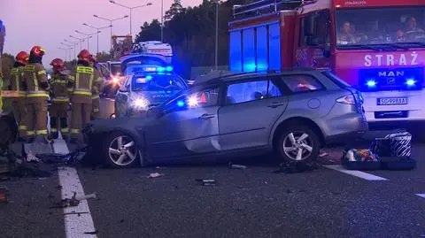 Auto osobowe na A4 uderzyło w stojącą na poboczu ciężarówkę. Kierowca w szpitalu, pasażer nie żyje