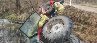 Kabina zanurzyła się w wodzie. Wewnątrz był kierowca