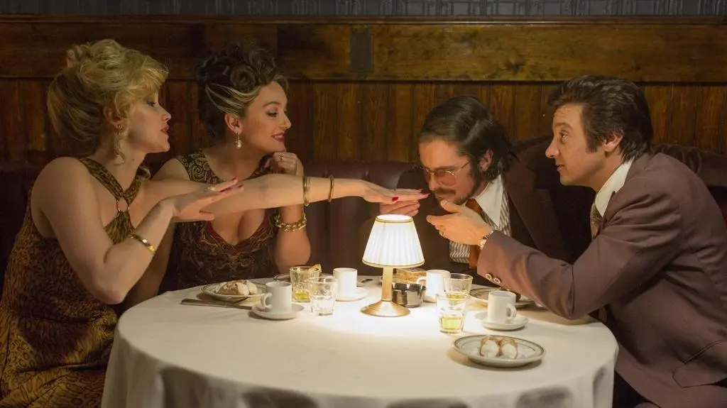Jennifer Lawrence, Elisabeth Röhm, Christian Bale i Jeremy Renner