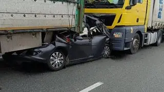 Auto utknęło pomiędzy ciężarówkami