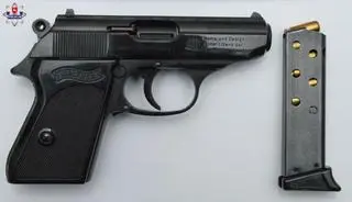 Kobiety znalazły w paczce pistolet Walther PPK i amunicję 
