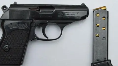 Kobiety znalazły w paczce pistolet Walther PPK i amunicję 