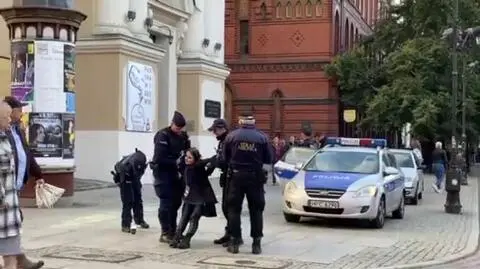 Pisała kredą hasła na chodniku przed kościołem. Policja zakuła ją w kajdanki