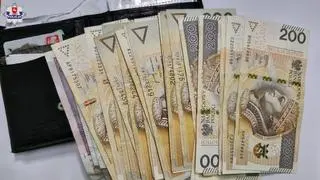 76-latek miał w portfelu kilka tysięcy złotych