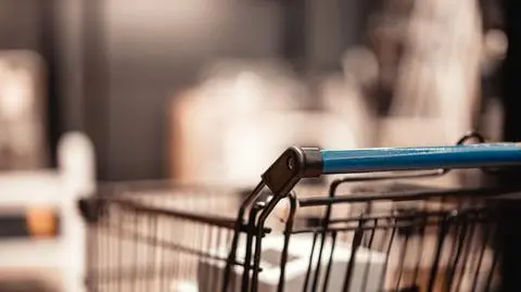 Mężczyzna wybiegł z marketu z wózkiem sklepowym (zdjęcie ilustracyjne)