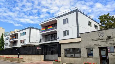 Tęczowe falgi na ambasadzie USA w Warszawie