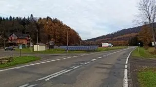 Łączki, gdzie w 1985 roku doszło do śmiertelnego wypadku. W tle zajazd "Pod Gruszką", dzisiaj "Salamandra"