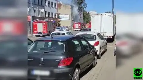 Pożar mieszkania w bloku, mężczyzna wyskoczył przez okno