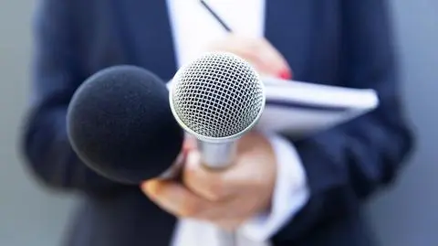 dziennikarz dziennikarka prasa shutterstock_1480323476
