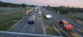 Zderzenie pięciu aut na A2, nie żyje jedna osoba