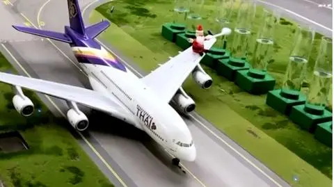 Jingle Bells w wykonaniu kilkucentymetrowego Mikołaja. Święta w parku miniatur