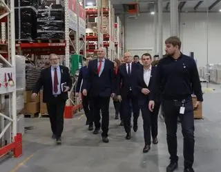 Hub odwiedził ambasador Szwajcarii Jürg Burri (drugi z lewej, na pierwszym planie) oraz prezydent Lublina Krzysztof Żuk (trzeci z lewej, na pierwszym planie) 