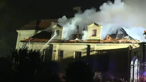 Nocny pożar zabytkowego pałacu