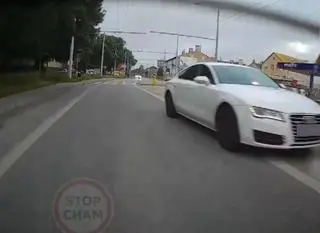 Zmuszał innych kierowców do zjechania mu z drogi