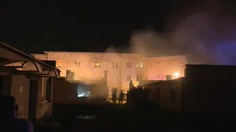 W pożarze zginęli dwaj mężczyźni. Kilka godzin wcześniej pogotowie zabrało z tego lokalu kobietę, zmarła w szpitalu