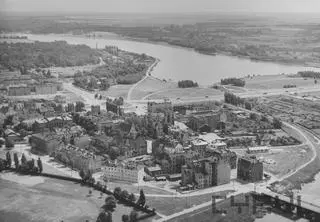 Panorama Śródki z jeziorem Maltańskim i widoczną fabryką wódki w tle w 1963 r