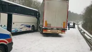 A6 zablokowane po zderzeniu pojazdów