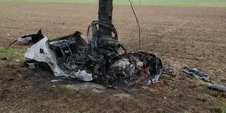 Samochód uderzył w drzewo i stanął w płomieniach