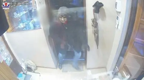 Napadli na jubilera. Dwóch było w kominiarkach, jeden w masce. Policja publikuje film