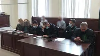 Część oskarżonych przed sądem (zdjęcie z 2021 roku)