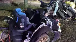 Auto po uderzeniu w drzewo rozpadło się