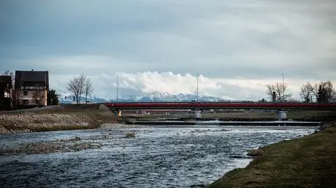 W sieci chwali się bliskością rzeki, odpowie za jej zanieczyszczanie