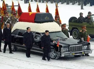 Kim Dzong Un i podążający za nim Jang Song Thaek w korowodzie wiozącym ciało Kim Dzong Ila (zdjęcie z 28 grudnia 2011 roku)