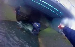 Policjanci pomogli kobiecie, która wpadła do kanału