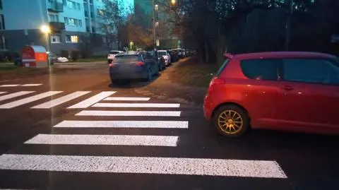Niedomalowane przejście dla pieszych. Powodem źle zaparkowany samochód 