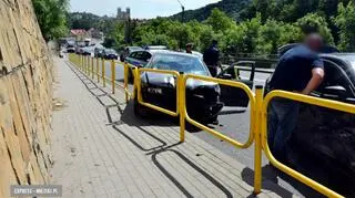 Radiowóz zepchnął seata na barierki