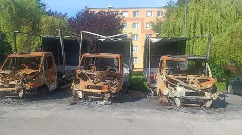 Samochody spłonęły doszczętnie. Do dziś ich nikt nie sprzątnął