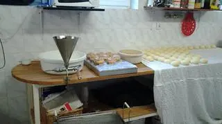 Przybory cukiernicze pozostały jej po dawnej kawiarni