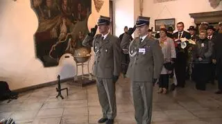 Złożenie kwiatów w ratuszu 