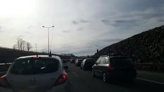 W korkach stoją też osoby wracające z Zakopanego