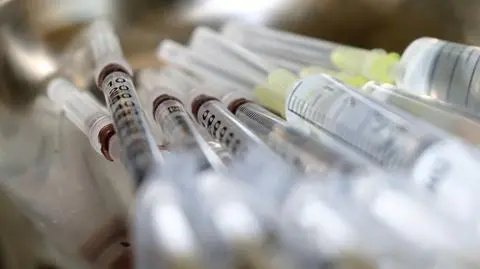 Pfizer, Moderna i AstraZeneca. Podobieństwa i różnice ich potencjalnych szczepionek
