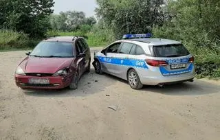 Kierowca skradzionego samochodu zderzył się z radiowozem