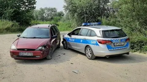 Policjanci szukali skradzionego samochodu. Znaleźli, kiedy w nich wjechał