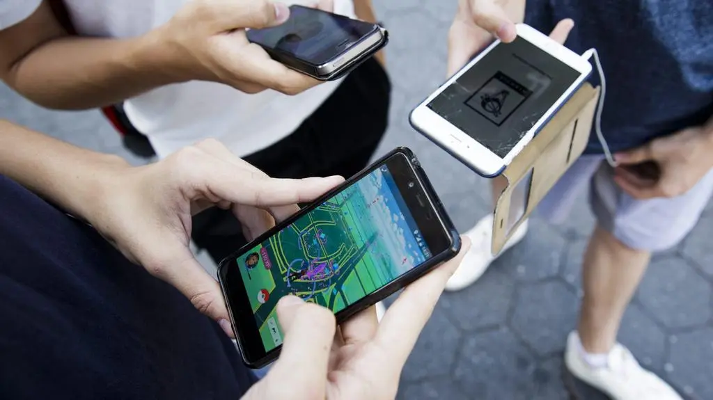 Poszukiwanie pokemonów może rodzić zagrożenia. Materiał programu Polska i Świat
