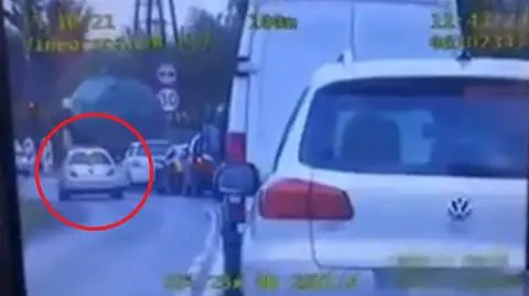 Nie chciała stać w korku, wyprzedziła stojące auta. Za nią stał radiowóz