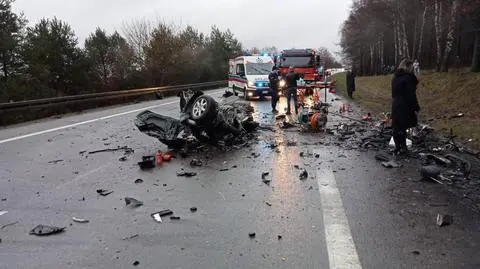 Zderzenie trzech aut. Dwie osoby zginęły, pięć jest rannych