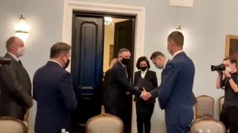 Prezydent Duda spotkał się z jednym związkiem zawodowym. "Czy 'Solidarność' zdradzi nauczycieli?"