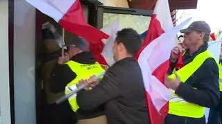 Marek Kuchciński przyjechał spotkać się ze zwolennikami partii, na spotkanie nie chciano wpuścić niezadowolonych rolników