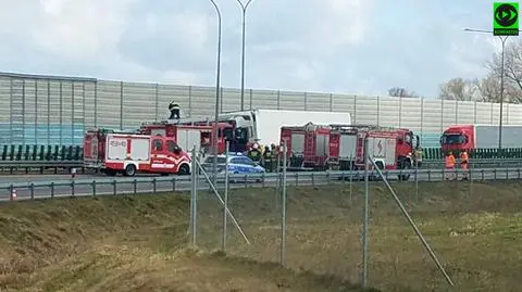 A2 zablokowana w stronę Warszawy. Kierowca zasłabł, tir przebił barierki