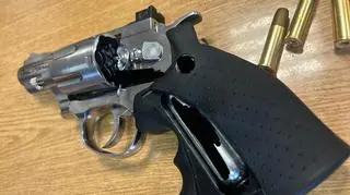 Policja zatrzymała mężczyznę, który groził rodzinie bronią 