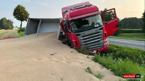 Czołowe zderzenie ciężarówek. Z naczepy wysypało się zboże
