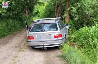 Policjanci znaleźli auto w pobliżu lasu w okolicy Ryk
